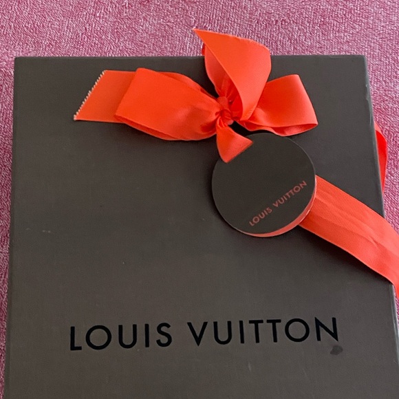 Louis Vuitton box with bow - Picture 2 of 14
